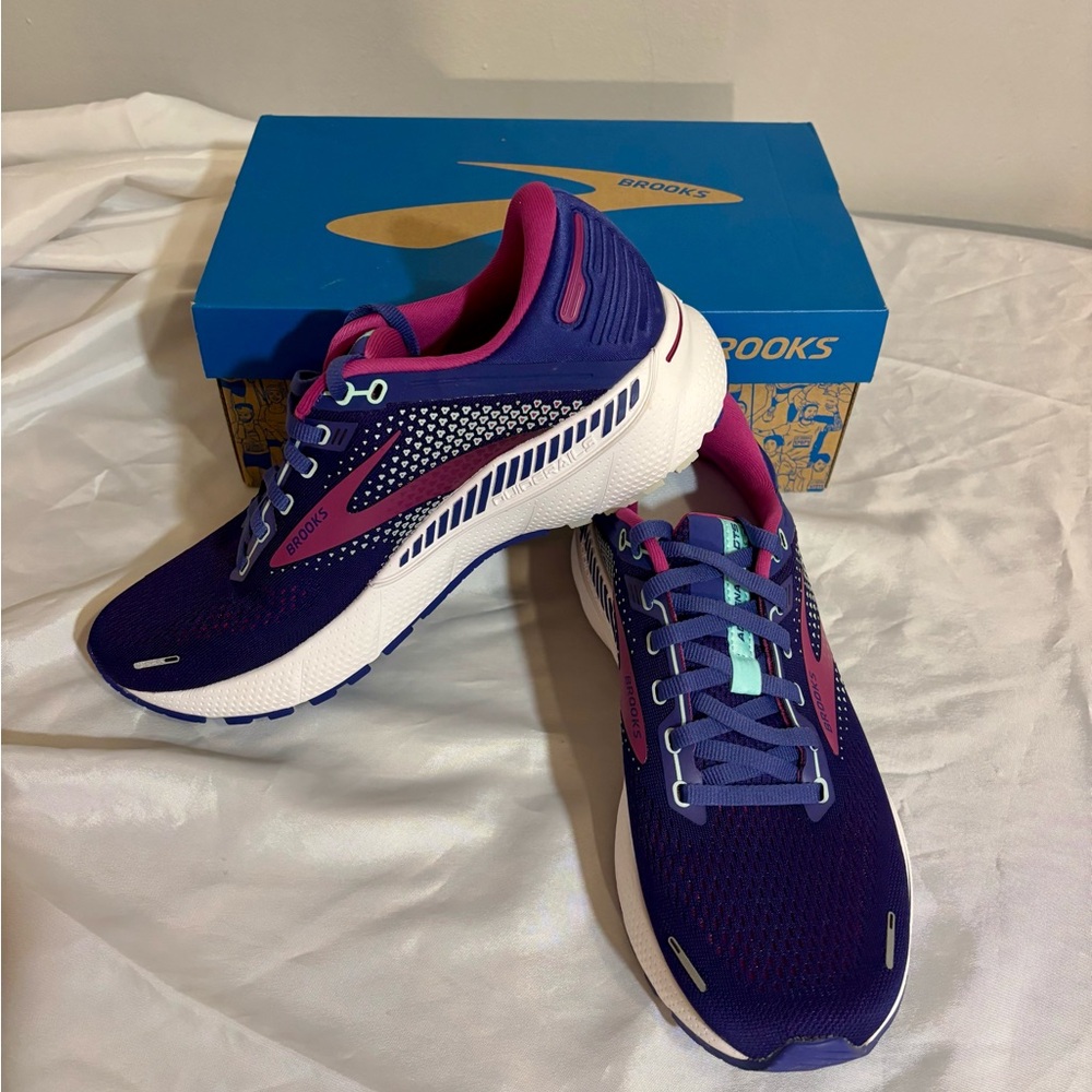 Brooks Women's Blue and Pink Athletic Shoes sz 10
